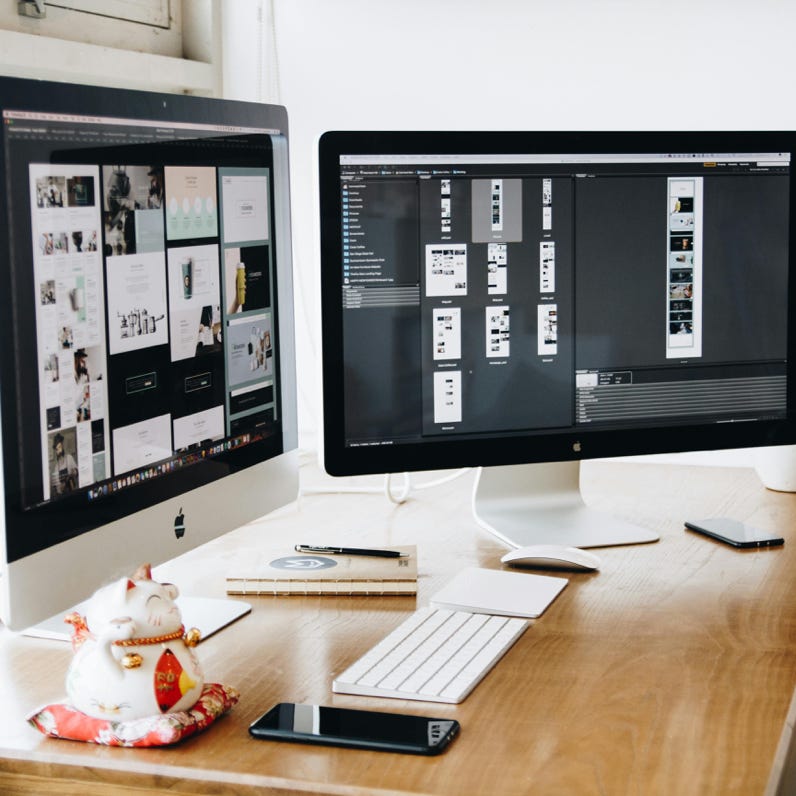 Dos Imac Con Teclado Y Teléfonos En El Escritorio